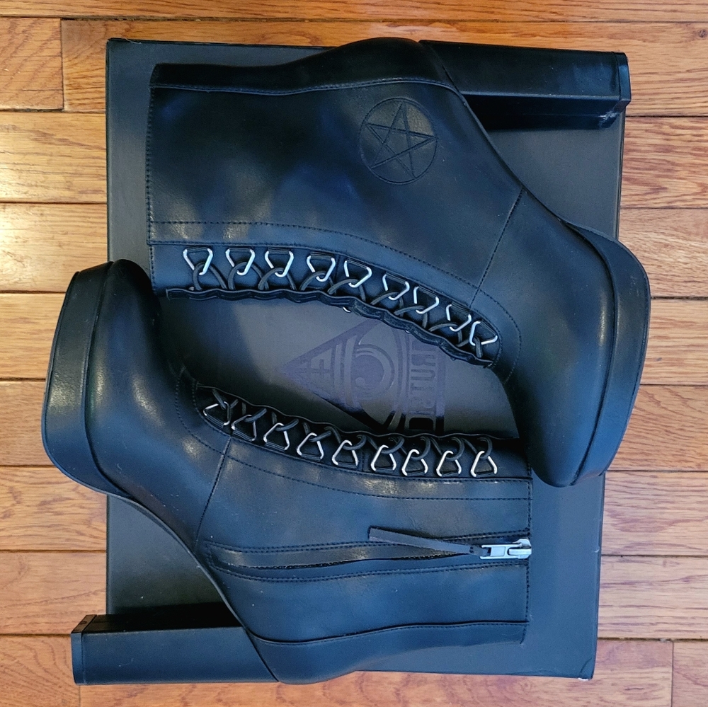 DISTURBIA Tryals Boots
